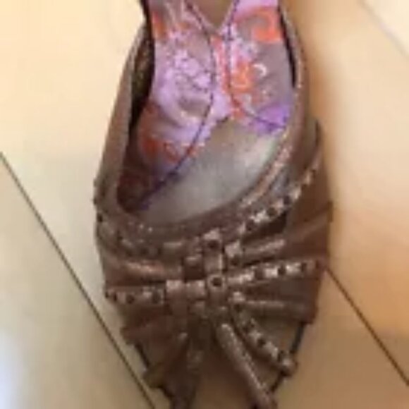 Beautiful kenzie antique gold open toe wedges - Picture 8 of 8